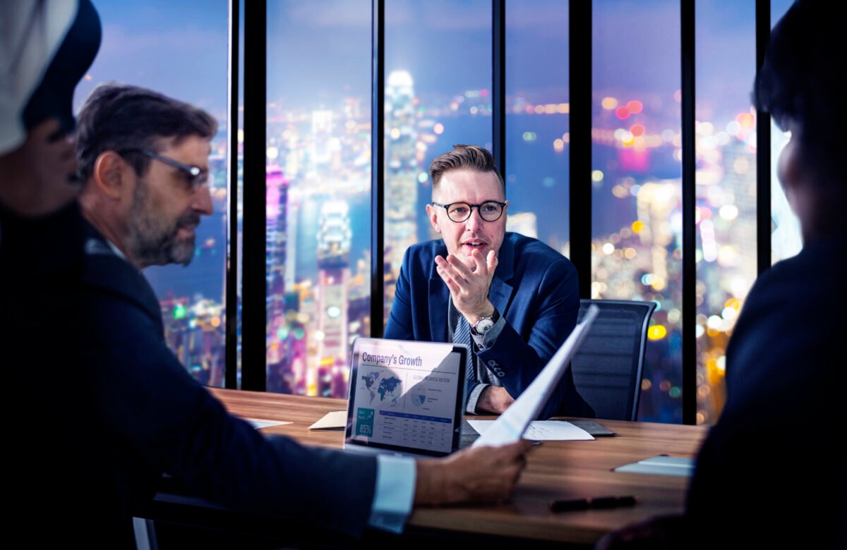 Aligning Sales and Marketing in B2B: How to Turn Anonymous Web Traffic into High-Value Contracts